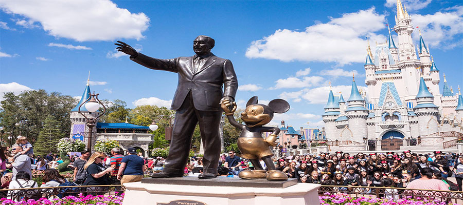 Estatua de Walt Disney y Mickey Mouse sujetados de las manos