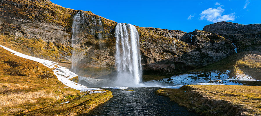 Cascada de seljalandsfoss, hermosa cascada en islandia.